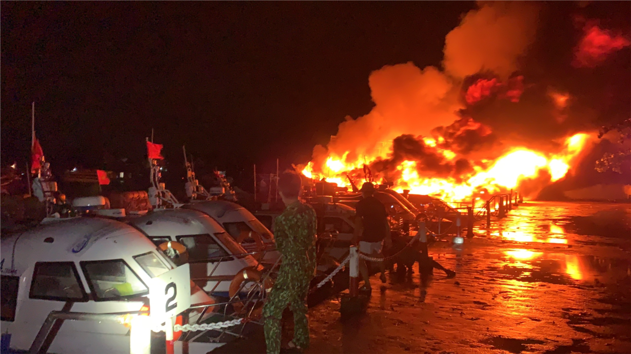 Cháy lớn tại bến Cửa Đại, thành phố Hội An, nhiều ca nô và tàu cá bị thiêu rụi (10/10/2022)